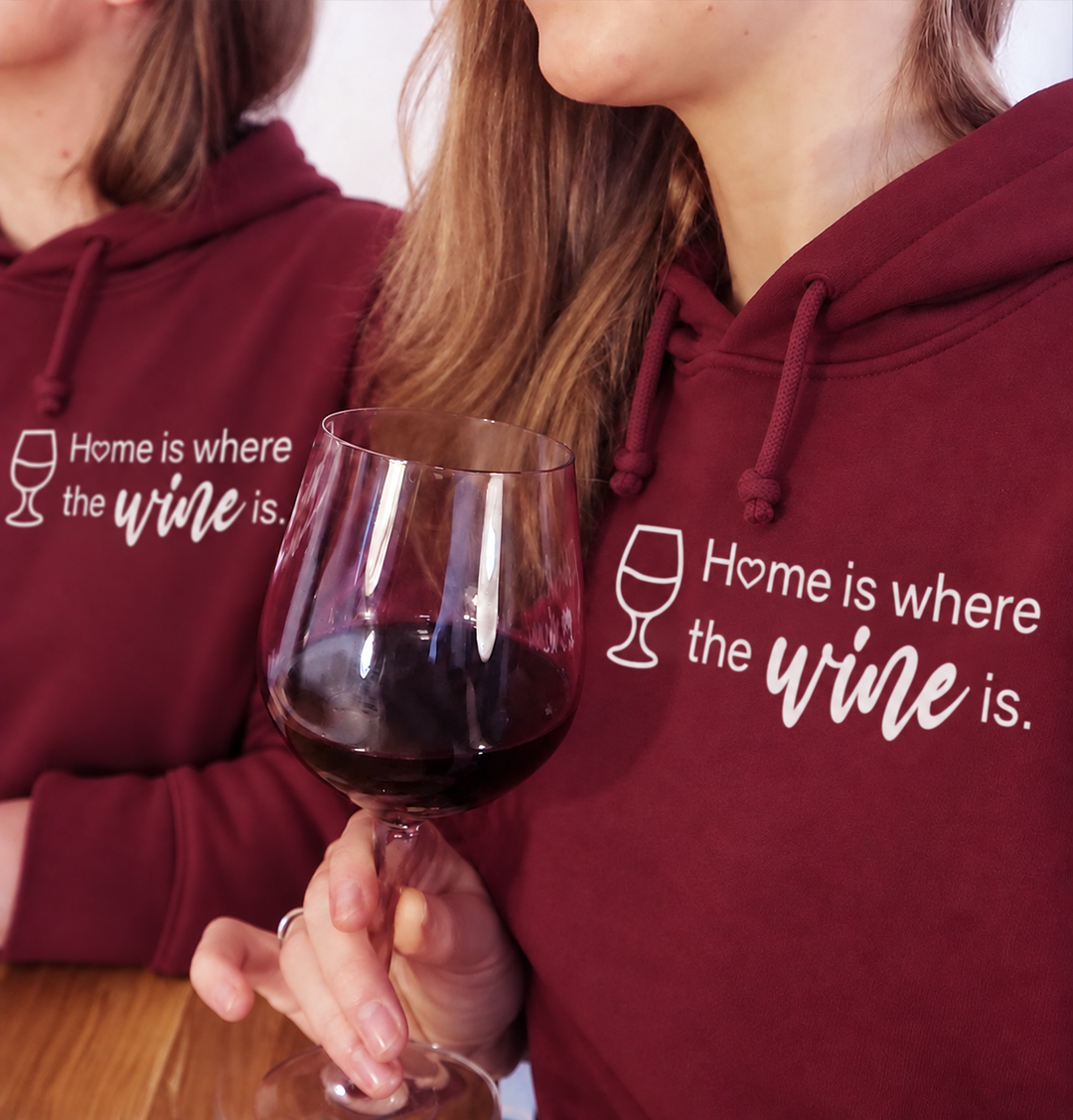 Eigene Trageaufnahme mit Bordeaux-Hoodies und weißem Home-Motiv; digital bearbeitet.