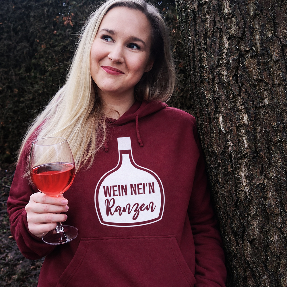 Wein nei'n Ranzen – Hoodie Bordeaux – Motivgröße Groß – eigenes Einzelmodel ohne Jana