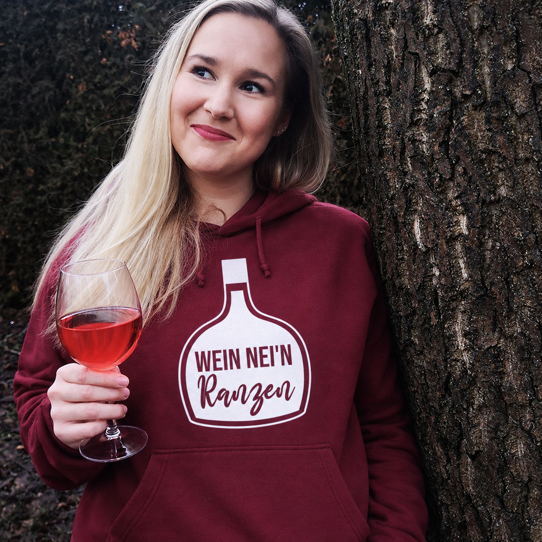 Wein nei'n Ranzen – Hoodie Bordeaux – Motivgröße Groß – eigenes Einzelmodel ohne Jana