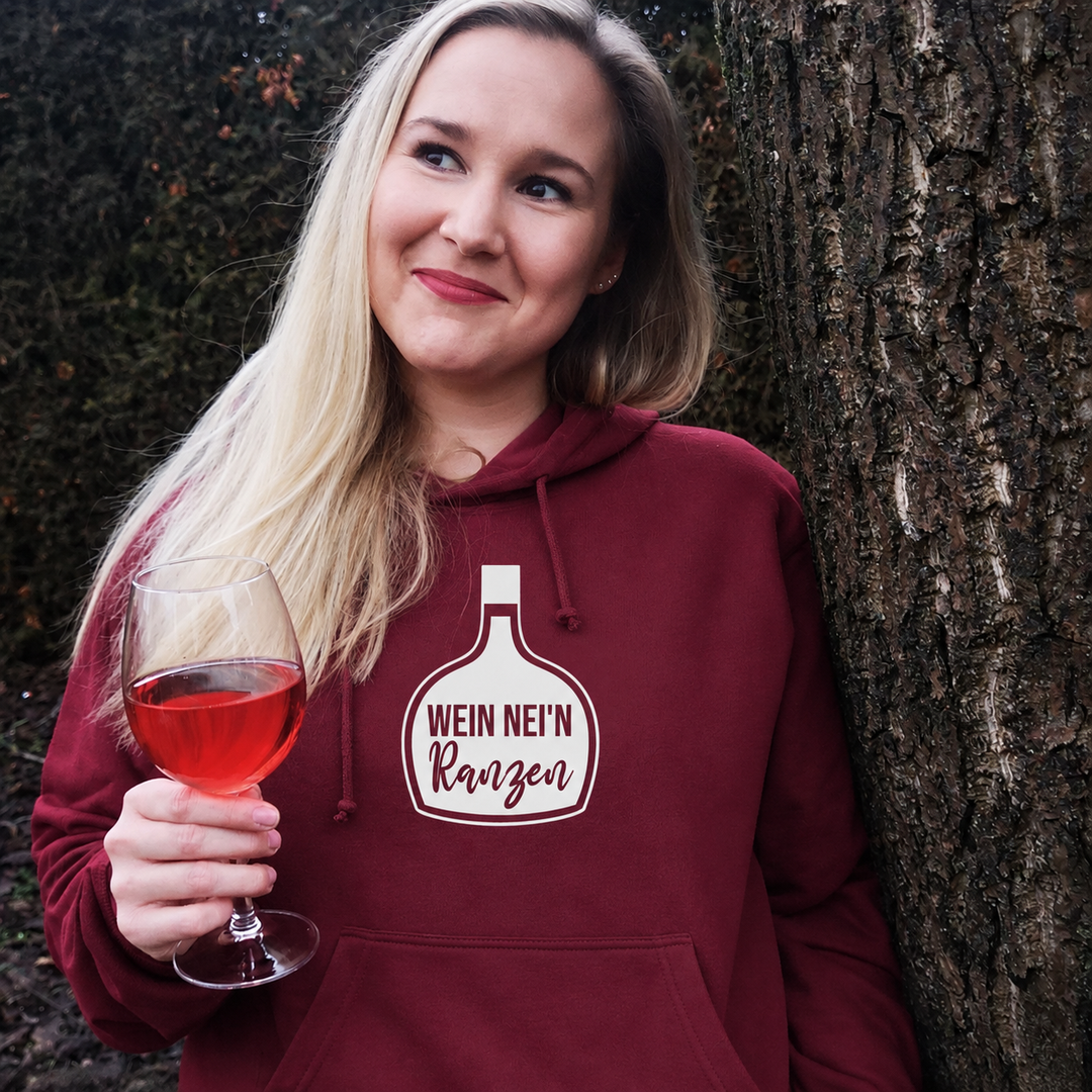 Wein nei'n Ranzen – Hoodie Bordeaux – Motivgröße Klein – eigenes Einzelmodel ohne Jana