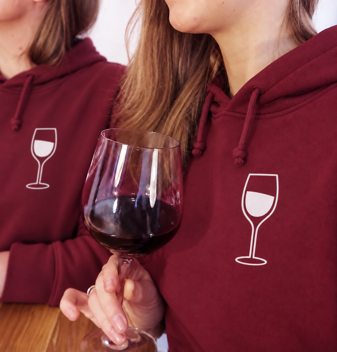 Eigene Frauen im bordeauxfarbenen Unisex Hoodie mit weißem Weinglas-Motiv – digital bearbeitet