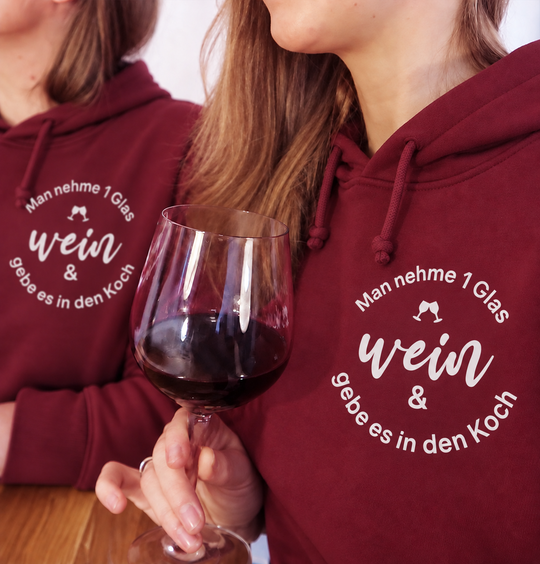 Wein in den Koch – Unisex Hoodie Bordeaux in geselliger Runde