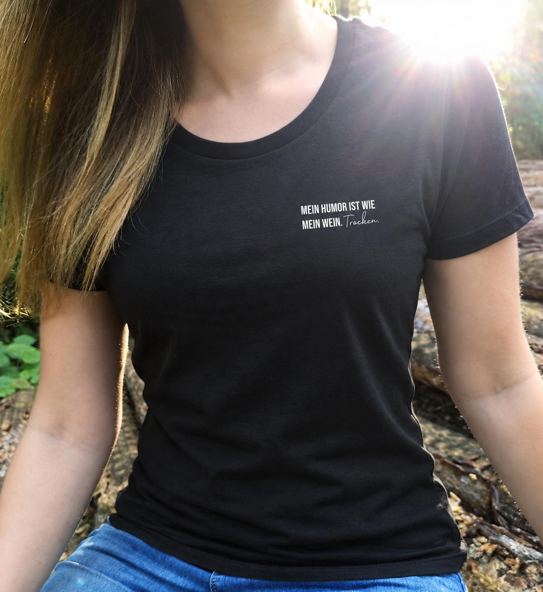 Trockener Humor – Damen T-Shirt Schwarz, vorhandene Trageaufnahme digital angepasst