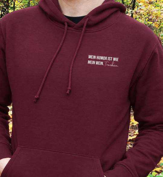 Trockener Humor – Unisex Hoodie Bordeaux, vorhandene Trageaufnahme digital angepasst