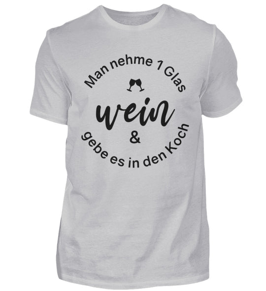 Wein in den Koch – Herren T-Shirt Grau, schwarzes Originalmotiv auf der Vorderseite