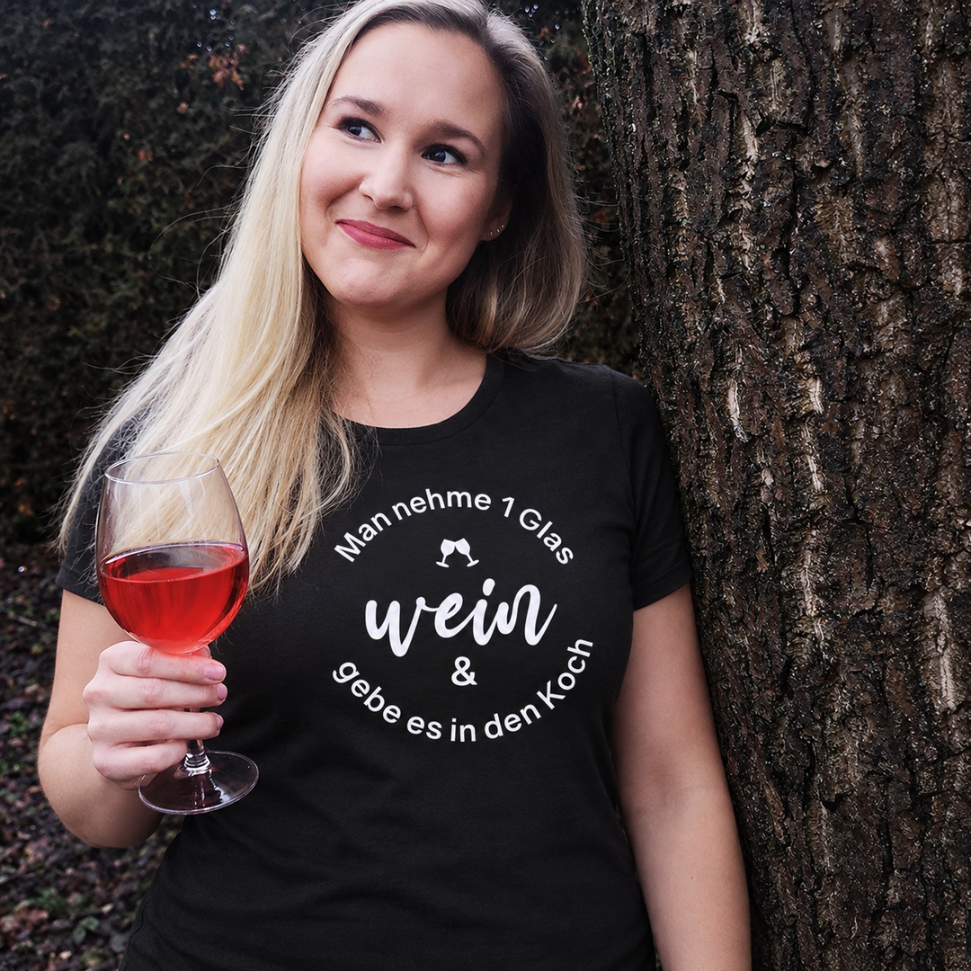 Wein in den Koch – Damen Basic T-Shirt Schwarz – eigenes Einzelmodel, Originalmotiv vorne mittig, digital bearbeitet