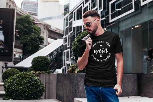 Wein in den Koch – Herren Basic T-Shirt Schwarz – eigenes Einzelmodel, Originalmotiv vorne mittig, digital bearbeitet