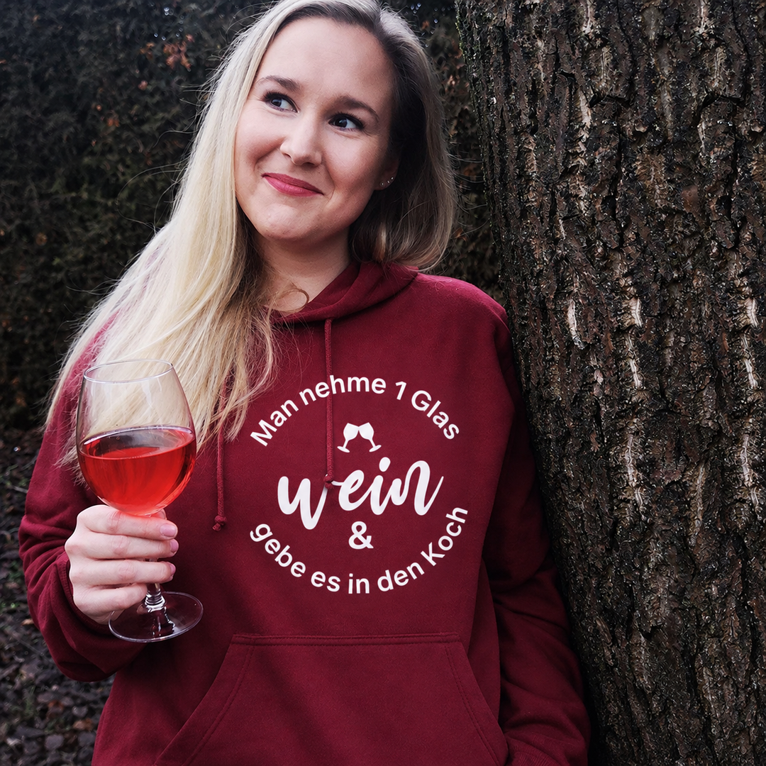 Wein in den Koch – Unisex Basic Hoodie Bordeaux – eigenes Einzelmodel, Originalmotiv vorne mittig oberhalb Tasche; digital bearbeitet