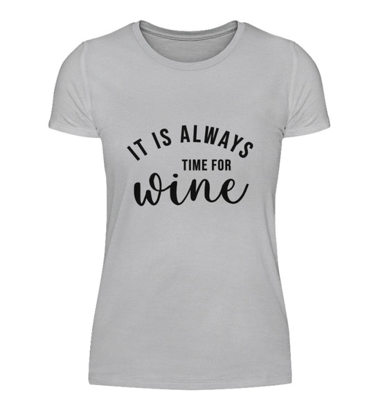 Produktansicht Damen-T-Shirt „It is always time for wine“ in Grau mit groß mittigem Druck auf der Vorderseite.