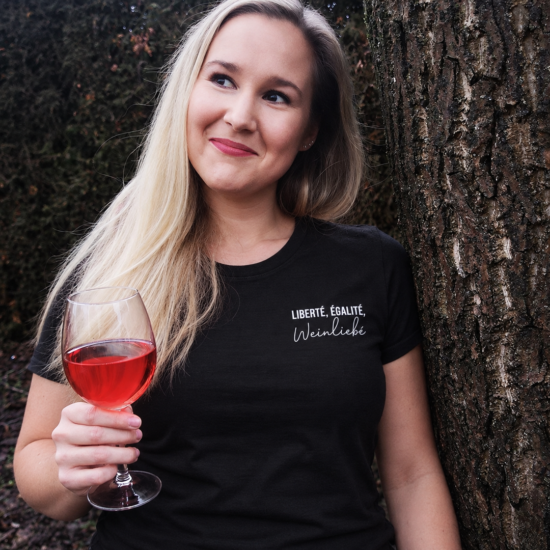Digital bearbeitete eigene Trageaufnahme: Liberté, Égalité, Weinliebé auf schwarzem Damen-T-Shirt, Originalmotiv gemäß Provideransicht
