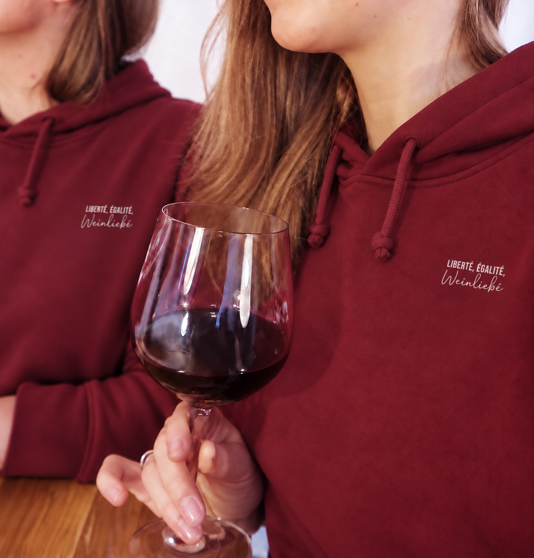 Unisex Hoodie Liberté, Égalité, Weinliebé in Bordeaux; eigene Trageaufnahme digital angepasst