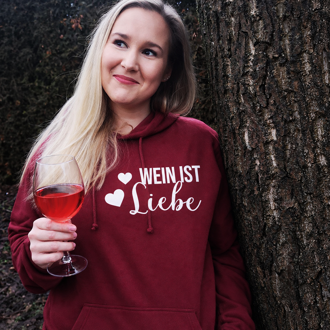 Wein ist Liebe – Unisex Hoodie Bordeaux – eigenes Einzelmodel, komplettes weißes Originalmotiv vorne mittig; digital bearbeitet