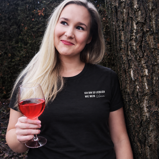 Digital bearbeitete eigene Trageaufnahme: schwarzes Damen-T-Shirt Ich bin so lieblich wie mein Wein, kleines weißes Motiv links auf der Brust