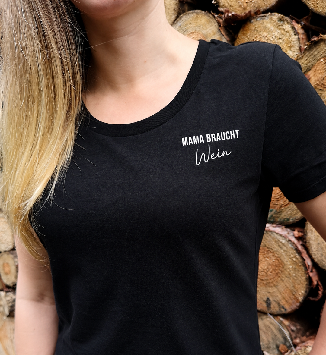 Mama braucht Wein – vorhandenes eigenes Damenmodel, schwarzes Basic-Shirt und Motiv digital angepasst