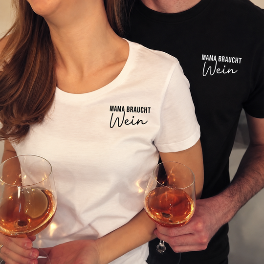 Mama braucht Wein – vorhandenes eigenes Paarmodel, Basic-Shirts und Motiv digital angepasst