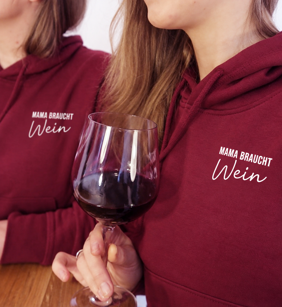 Mama braucht Wein – vorhandene eigene Models, Bordeaux-Basic-Hoodies und Motiv digital angepasst
