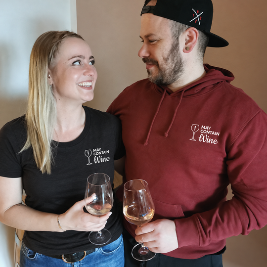 Tamara im schwarzen May contain wine Damen T-Shirt mit Tino im passenden Bordeaux-Hoodie