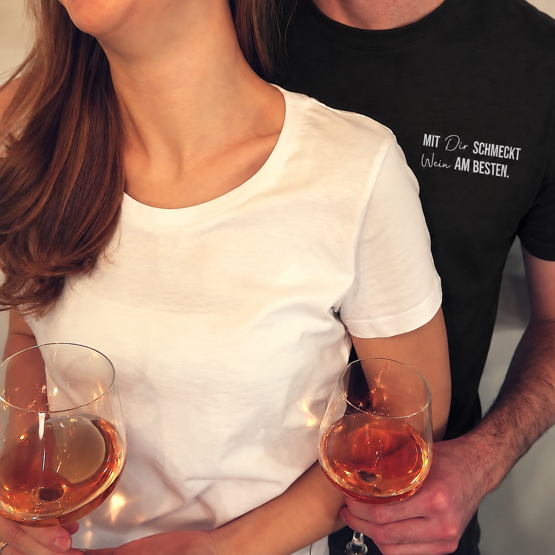 Mit dir schmeckt Wein am besten – Herren Basic T-Shirt in Schwarz am eigenen Model