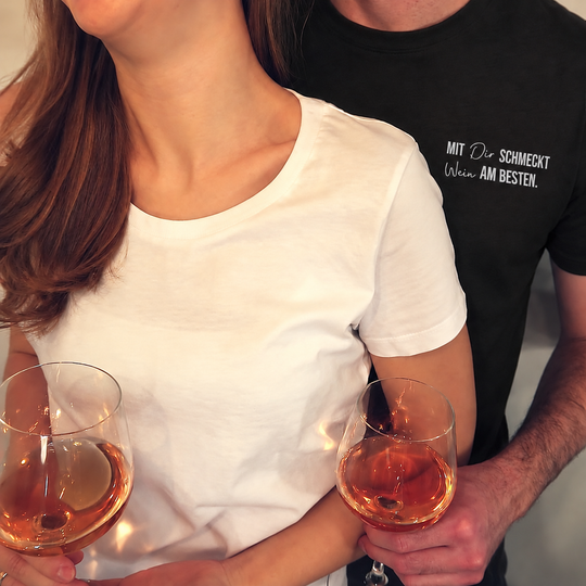 Mit dir schmeckt Wein am besten – Herren Basic T-Shirt in Schwarz am eigenen Model