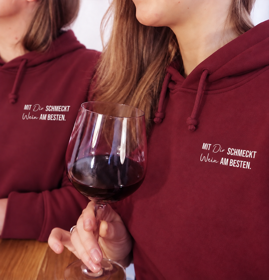 Mit dir schmeckt Wein am besten – Unisex Hoodie Bordeaux an eigenen Models