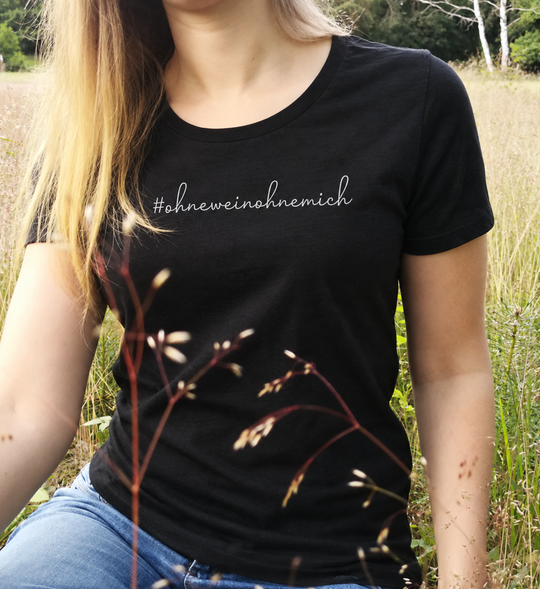 Ohne Wein ohne mich – Damen T-Shirt in Schwarz, getragen auf einer Wiese, digital bearbeitet