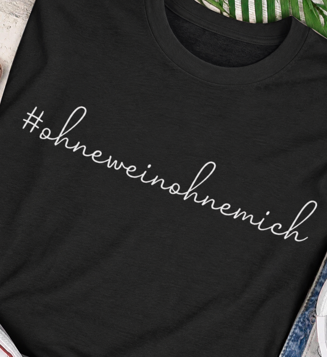 Ohne Wein ohne mich – schwarzes Herren T-Shirt, Schriftzug im Detail neben Jeans, digital bearbeitet