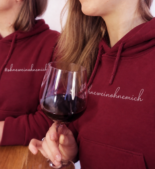 Ohne Wein ohne mich – vorhandene eigene Models in Bordeaux-Hoodies, digital bearbeitet