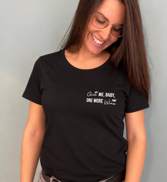One more wine – Damen Basic T-Shirt in Schwarz