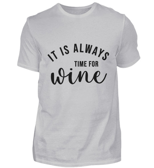 Produktansicht Herren-T-Shirt „It is always time for wine“ in Grau mit groß mittigem Druck auf der Vorderseite.