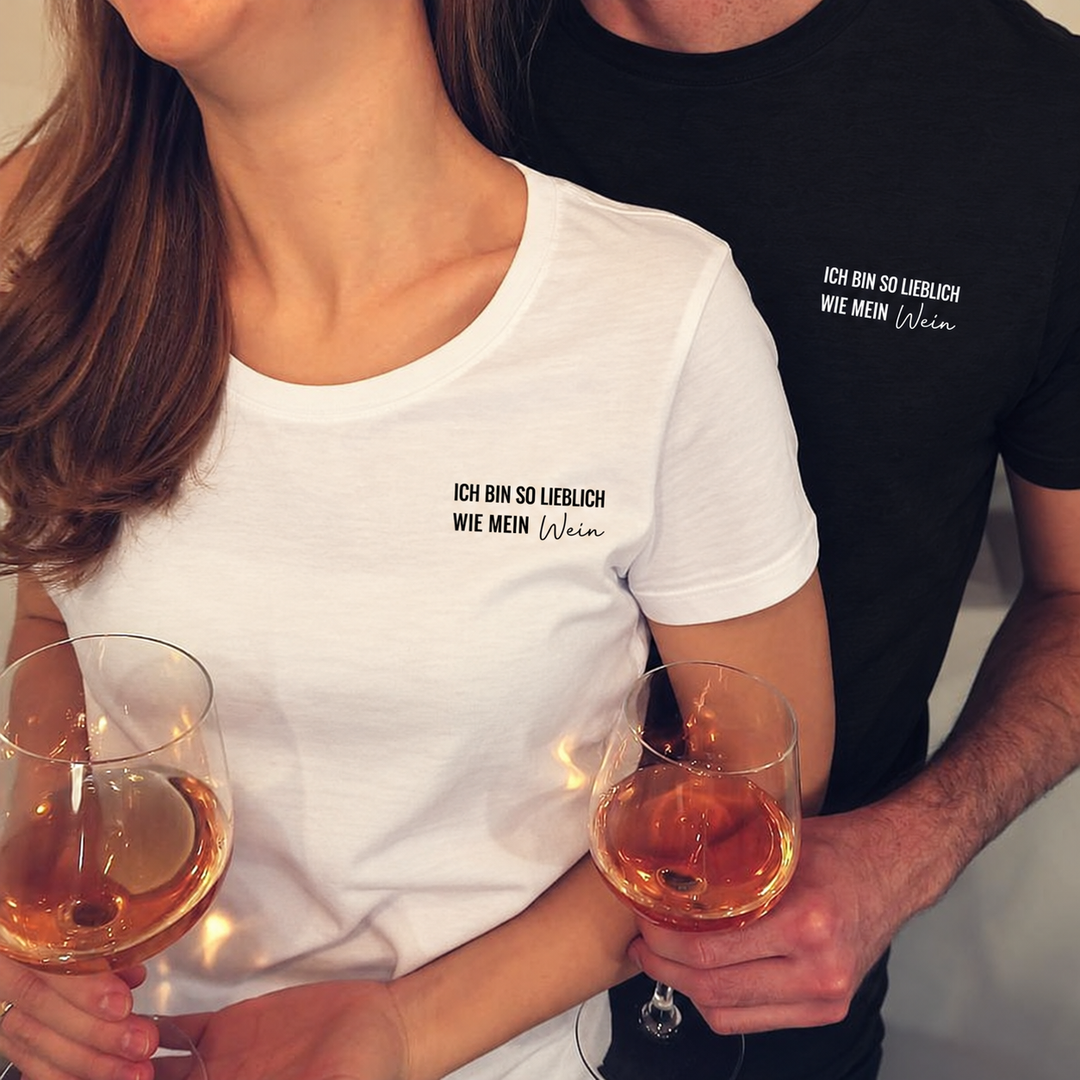 Eigenes Paar mit Weingläsern und Lieblich T-Shirts in Schwarz und Weiß