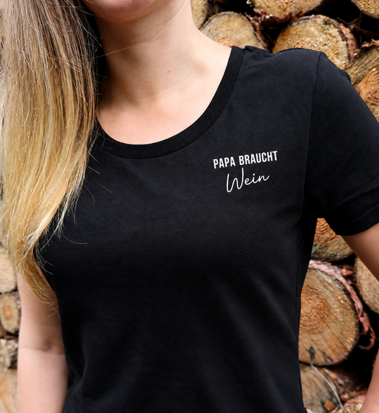 Papa braucht Wein – Damen T-Shirt Schwarz, eigene Modelaufnahme digital bearbeitet