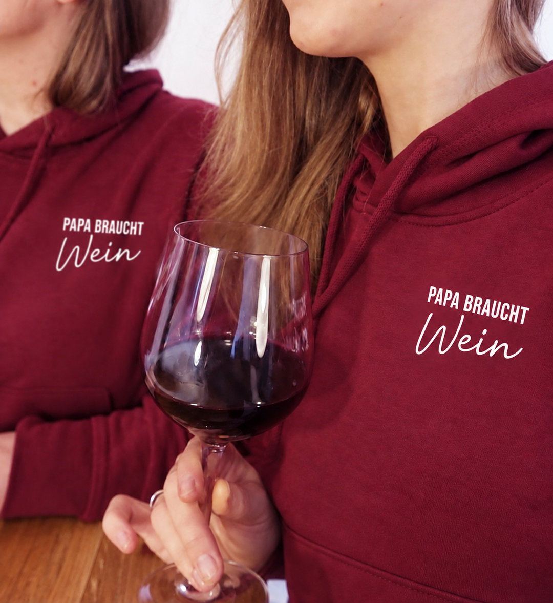 Papa braucht Wein – Unisex Hoodie Bordeaux, eigene Modelaufnahme digital bearbeitet
