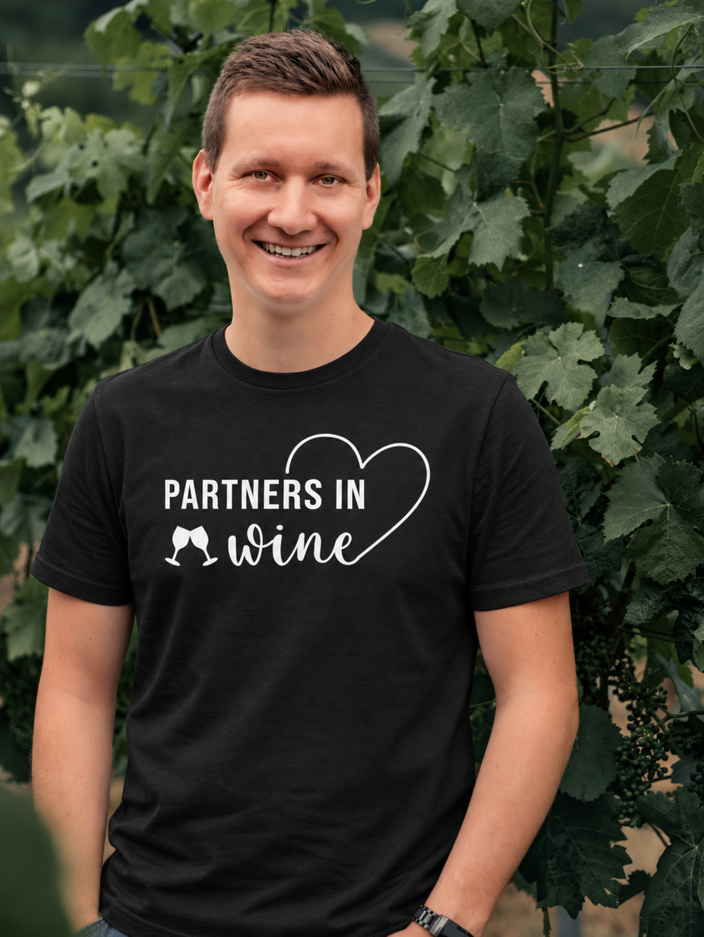 Partners in Wine Herren-T-Shirt Schwarz – Motivgröße Groß, eigenes Einzelmodel, Shirt und Originalmotiv digital angepasst