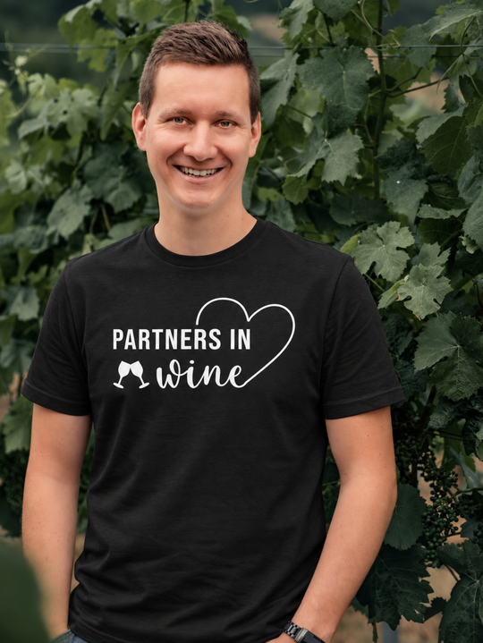 Partners in Wine Herren-T-Shirt Schwarz – Motivgröße Groß, eigenes Einzelmodel, Shirt und Originalmotiv digital angepasst