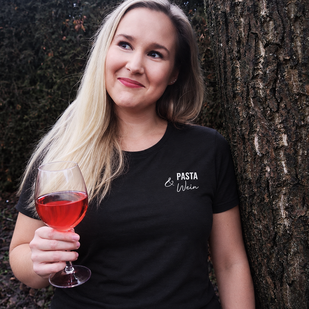 Pasta & Wein – Damen T-Shirt am eigenen Einzelmodel, kleines Motiv links auf der Brust