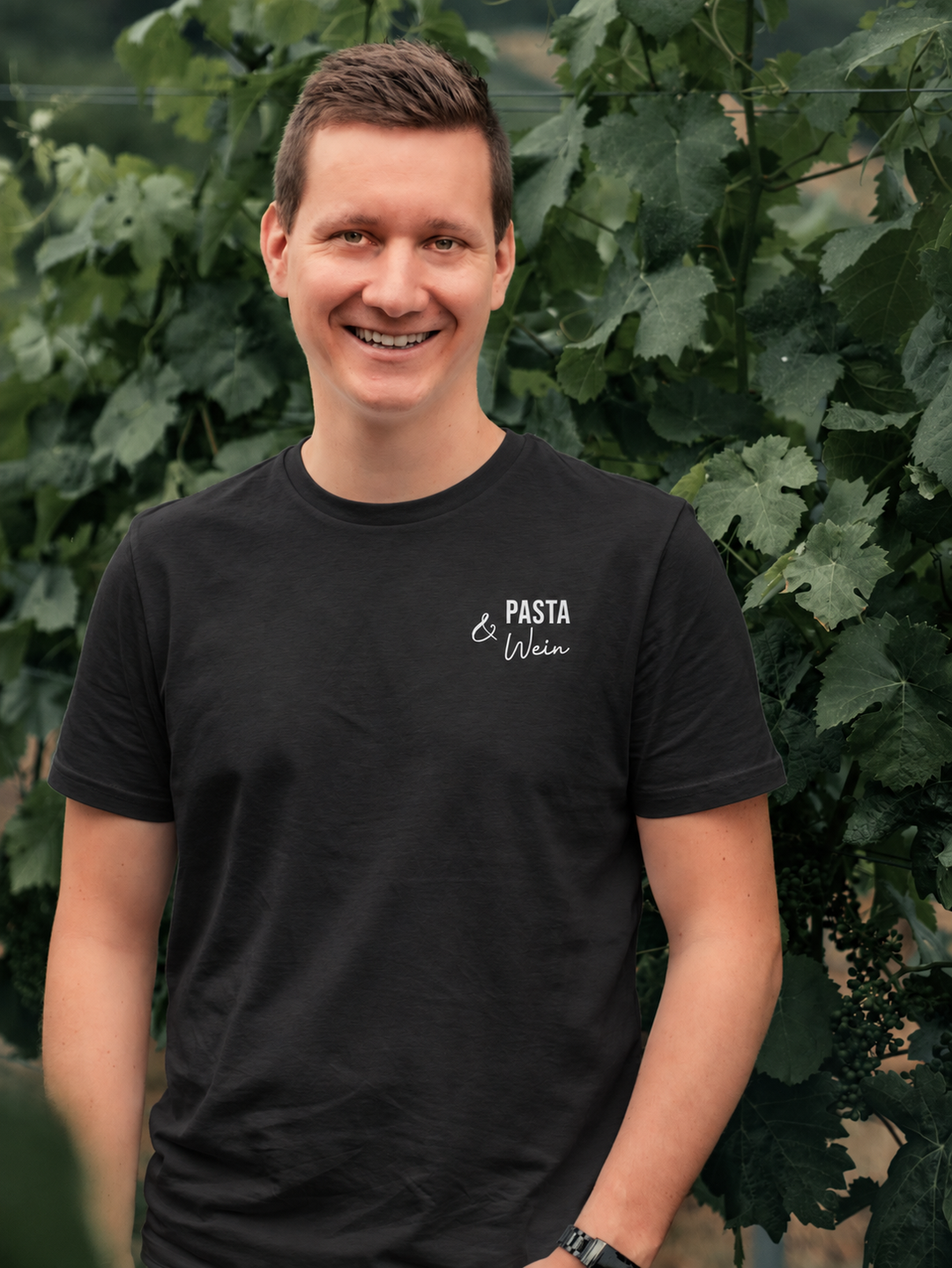 Pasta & Wein – Herren T-Shirt am eigenen Einzelmodel, kleines Motiv links auf der Brust