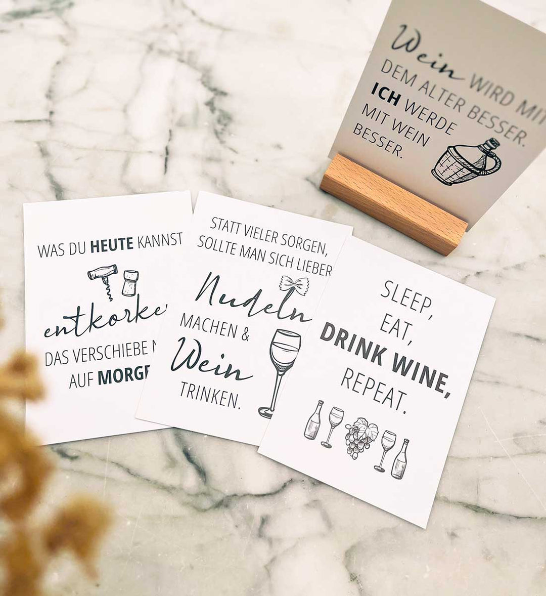 Postkartenset "Wein Design" (11 Stück + Holzaufsteller)