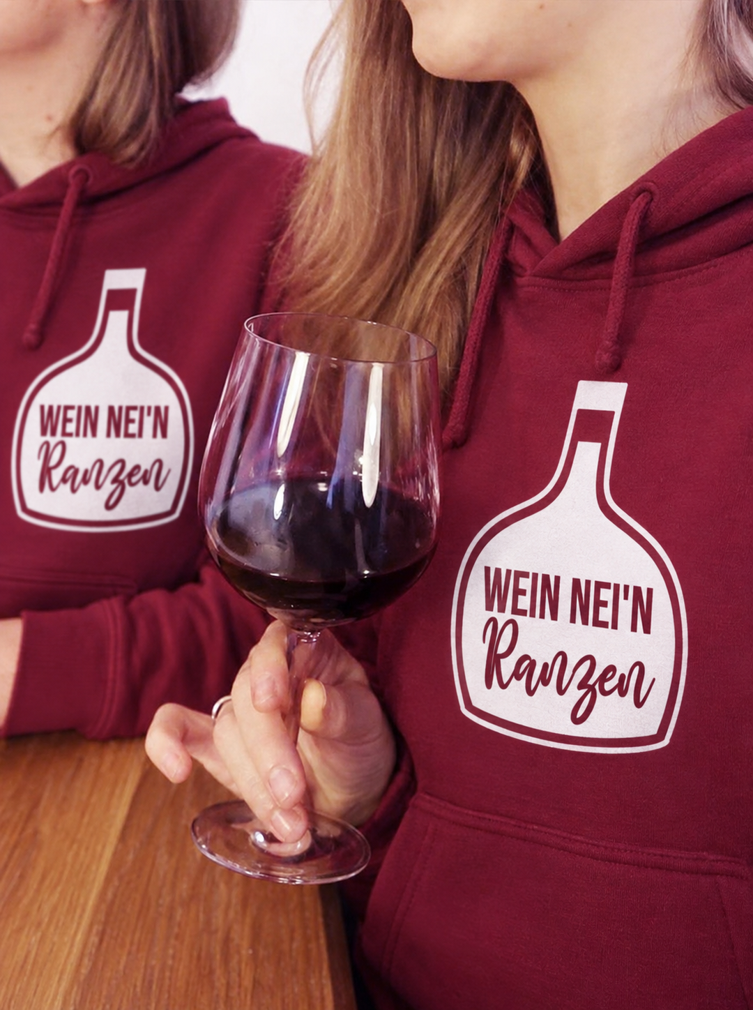 Unisex-Hoodie Bordeaux mit Wein nei’n Ranzen; eigene Trageaufnahme digital an Hoodie und Motiv angepasst.