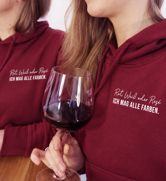 Rot, Weiß oder Rosé – eigene Modelle in bordeauxroten Unisex-Hoodies mit kleinem Brustmotiv, digital bearbeitet