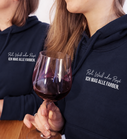 Rot, Weiß oder Rosé – eigene Modelle in dunkelblauen Unisex-Hoodies mit kleinem Brustmotiv, digital bearbeitet