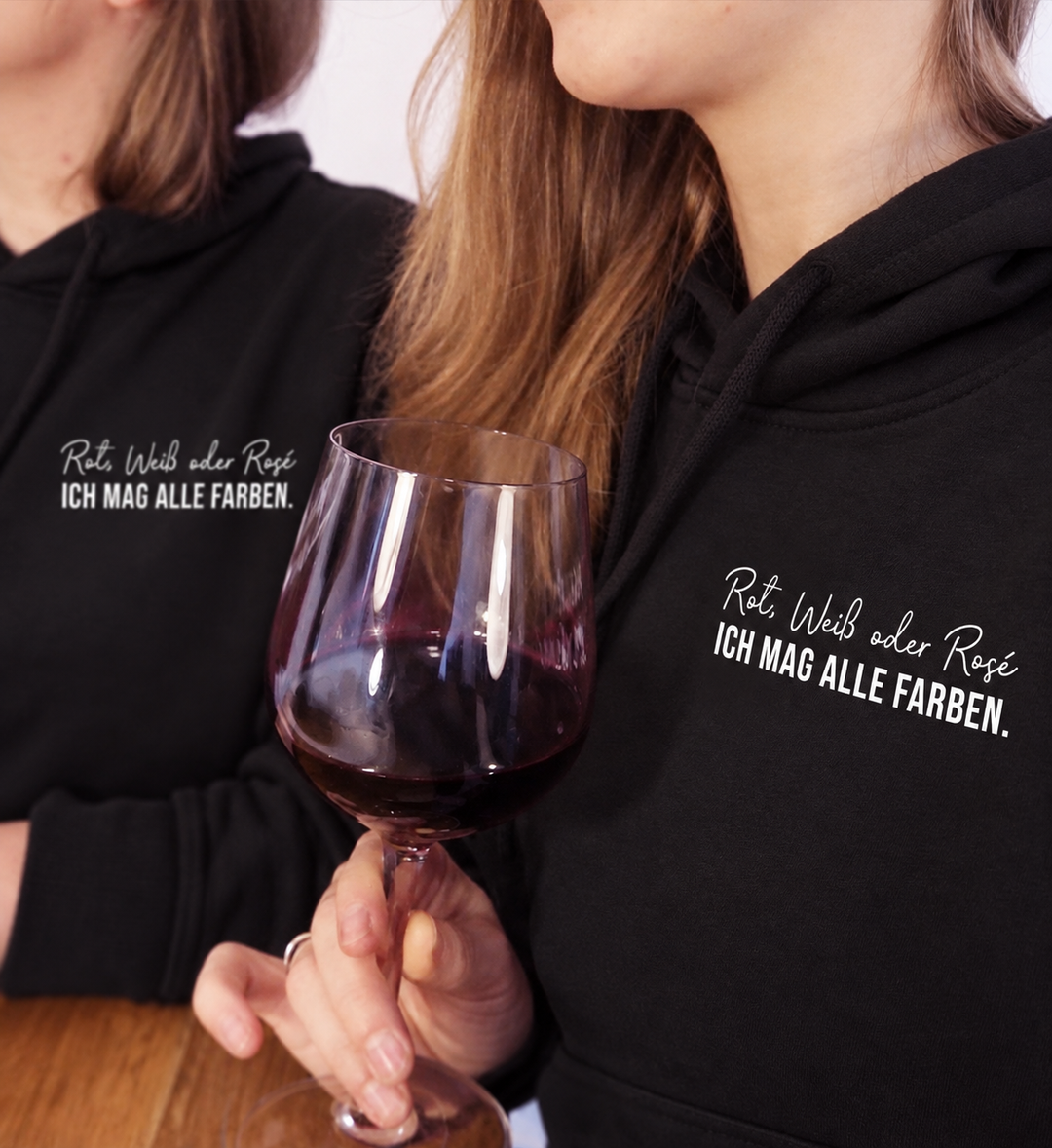 Rot, Weiß oder Rosé – eigene Modelle in schwarzen Unisex-Hoodies mit kleinem Brustmotiv, digital bearbeitet