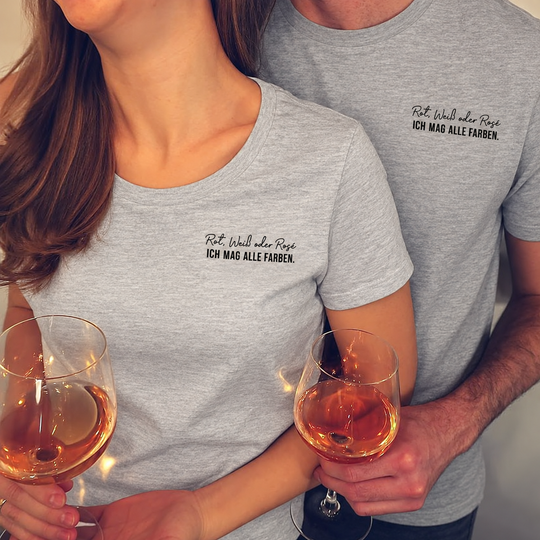 Rot, Weiß oder Rosé – eigene Modelle in grauen Damen- und Herren-T-Shirts mit kleinem Brustmotiv, digital bearbeitet