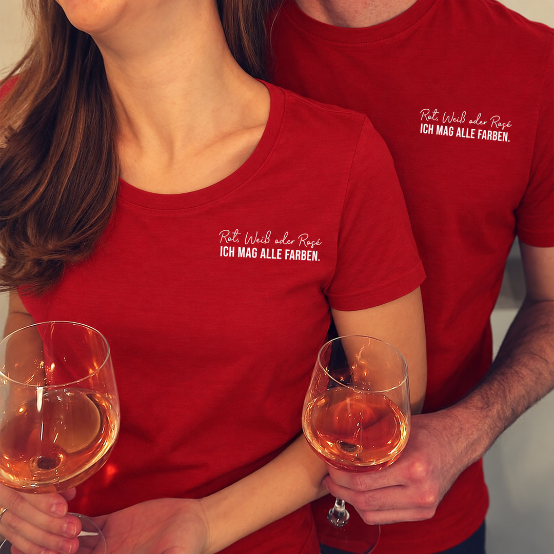 Rot, Weiß oder Rosé – eigene Modelle in roten Damen- und Herren-T-Shirts mit kleinem Brustmotiv, digital bearbeitet