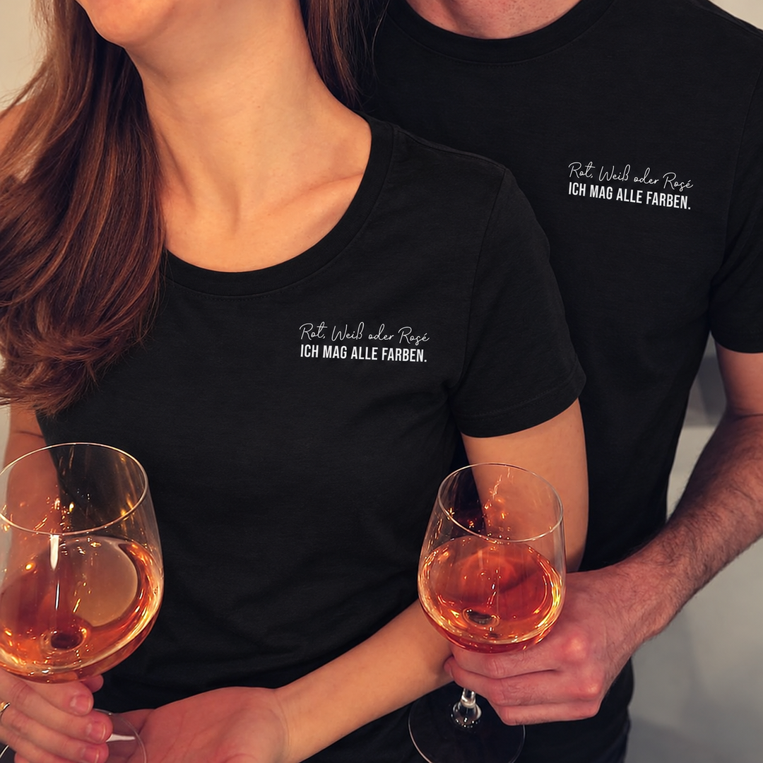 Rot, Weiß oder Rosé – eigene Modelle in schwarzen Damen- und Herren-T-Shirts mit kleinem Brustmotiv, digital bearbeitet