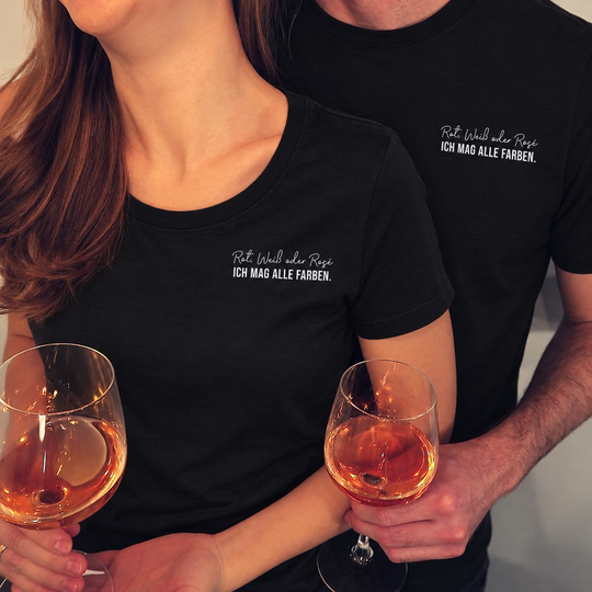 Rot, Weiß oder Rosé – eigene Modelle in schwarzen Damen- und Herren-T-Shirts mit kleinem Brustmotiv, digital bearbeitet