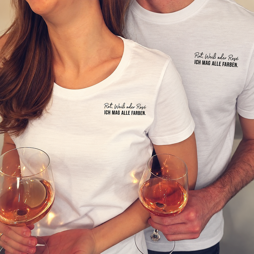 Rot, Weiß oder Rosé – eigene Modelle in weißen Damen- und Herren-T-Shirts mit kleinem Brustmotiv, digital bearbeitet