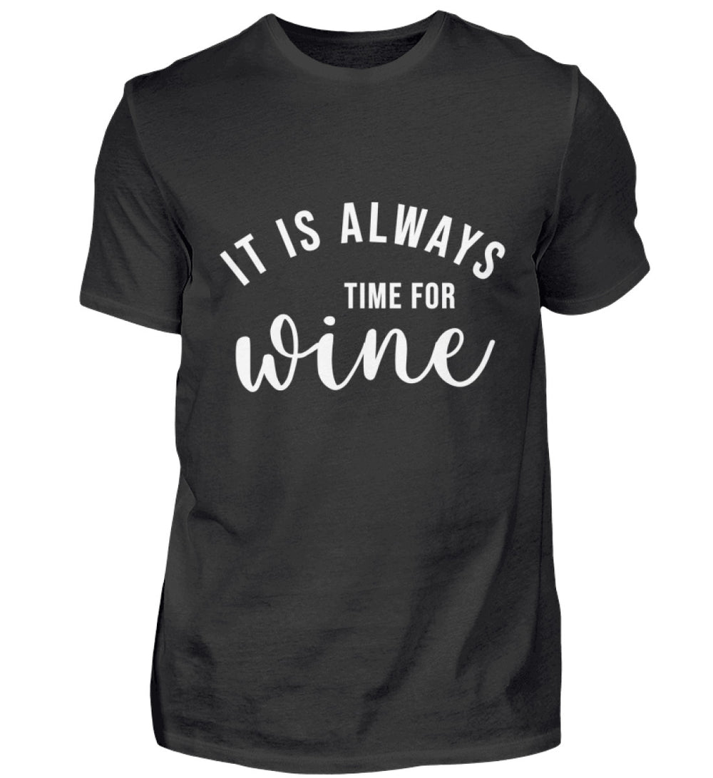 Produktansicht Herren-T-Shirt „It is always time for wine“ in Schwarz mit groß mittigem Druck auf der Vorderseite.