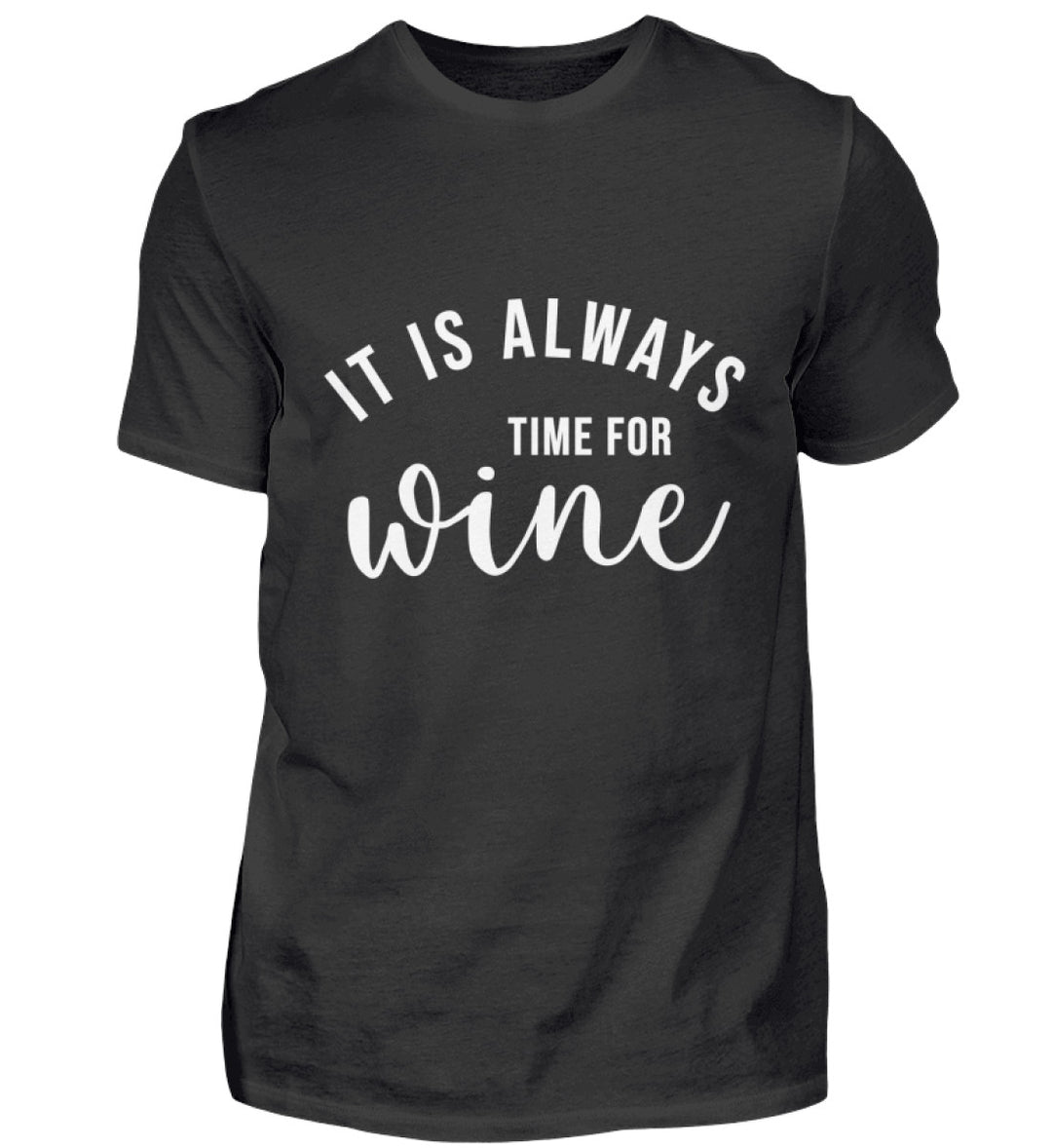 Produktansicht Herren-T-Shirt „It is always time for wine“ in Schwarz mit groß mittigem Druck auf der Vorderseite.