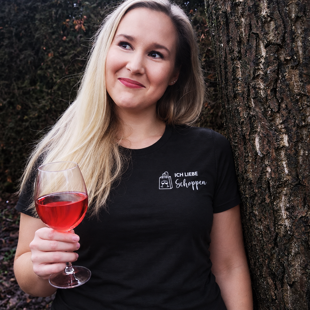 Digital bearbeitete eigene Trageaufnahme: Ich liebe Schoppen auf schwarzem Damen-T-Shirt, Originalmotiv gemäß Provideransicht