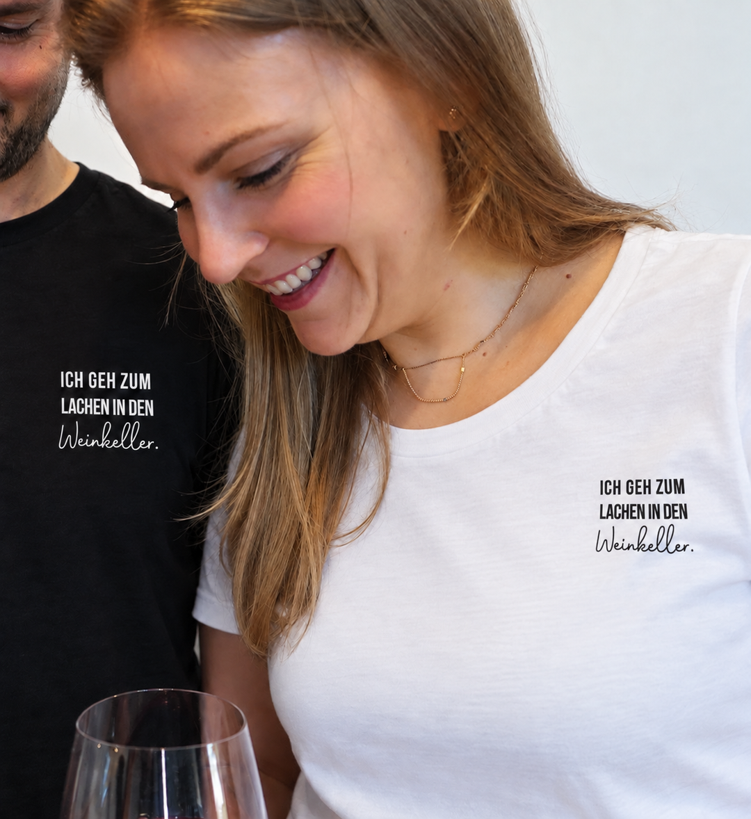 Ich geh zum Lachen in den Weinkeller – eigenes Paarbild, kleine Brustmotive